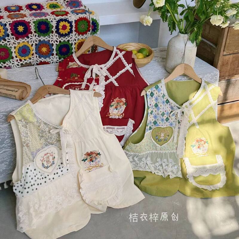 Japanese-Style Sweet Retro Patchwork Lace-Up Thin Vest with Lace Appliqué Pockets Layered Cardigan Japanese-Style Sweet Retro Patchwork Lace-Up Thin Vest with Lace Appliqué Pockets Layered Cardigan