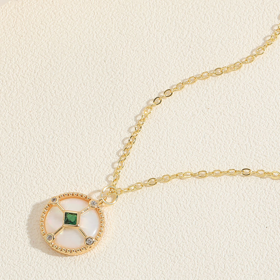 Verfijnde vlinderhanger met zirkonia voor dames. Sierlijke vergulde choker met een sprookjesachtige uitstraling. Hypoallergeen, lichtgewicht en vol._voghion.com