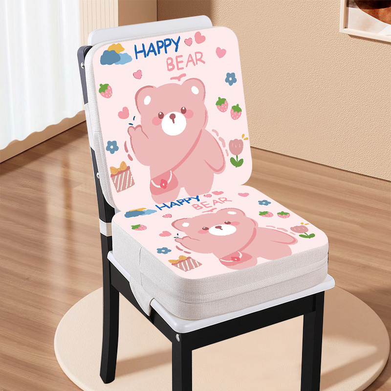 かわいいアニメの子供が椅子を高くして日常の通用教室の自動車が高くなって座布団を厚くします。|undefined