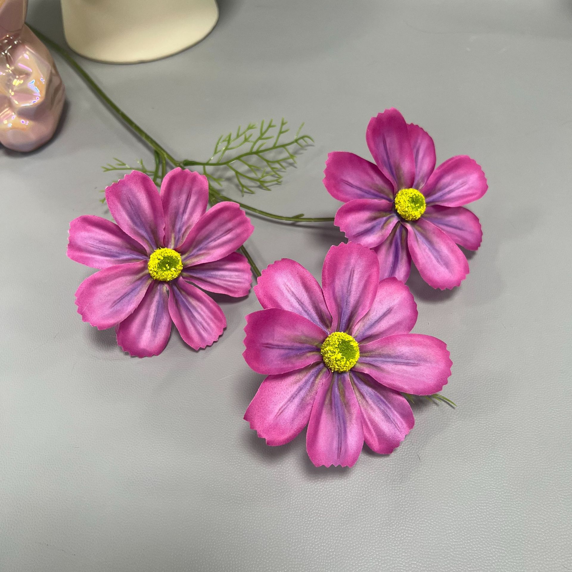 진한 보라색