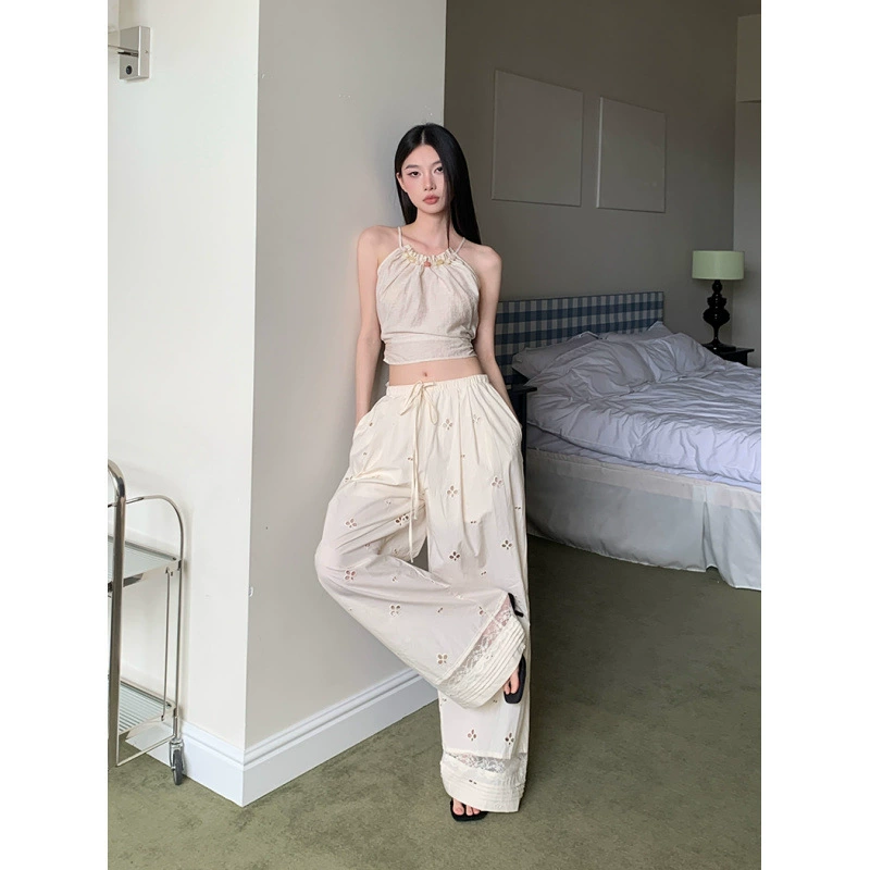 Настоящая фотография льняного, приятного для кожи топа на подтяжках с воротником-хомутом и шнуровкой, украшенного бисером, для отпуска и отдыха.