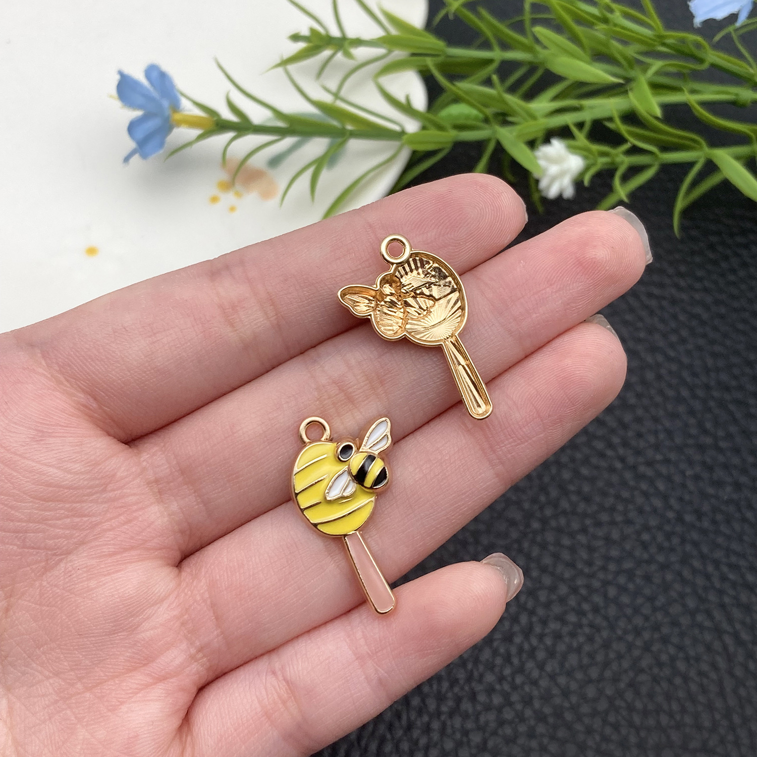 21160-XP-滴油黄色锌合金蜜蜂棒棒糖26x16mm-1