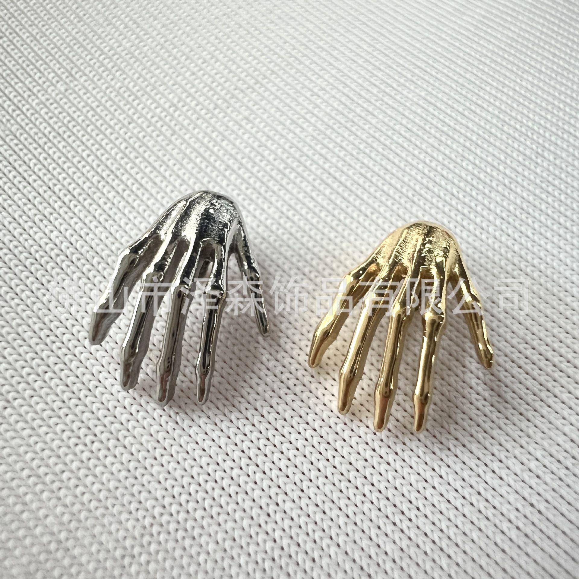 Silver pointed spike labret stud material detail
