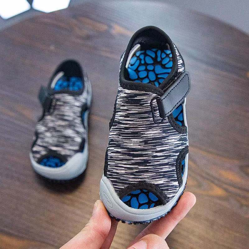 2022夏の新型子供サンダルの頭の柔らかい底のビーチの靴のマジックは男女の子供の通気性のネットの機能の靴を貼ります。