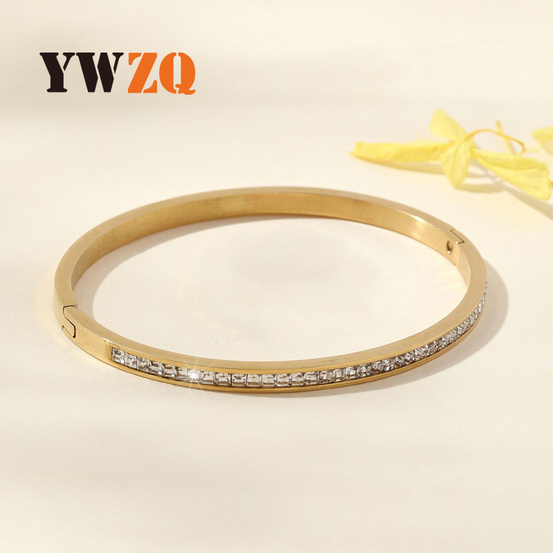 Diamond Inlaid Titanium Steel Bracelet With Square Cut Detail_voghion.com