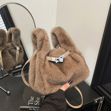 �ﶬëë����Ůʽ2025�¿�����С�����������ͨ�چμ�б��ˮͰ��