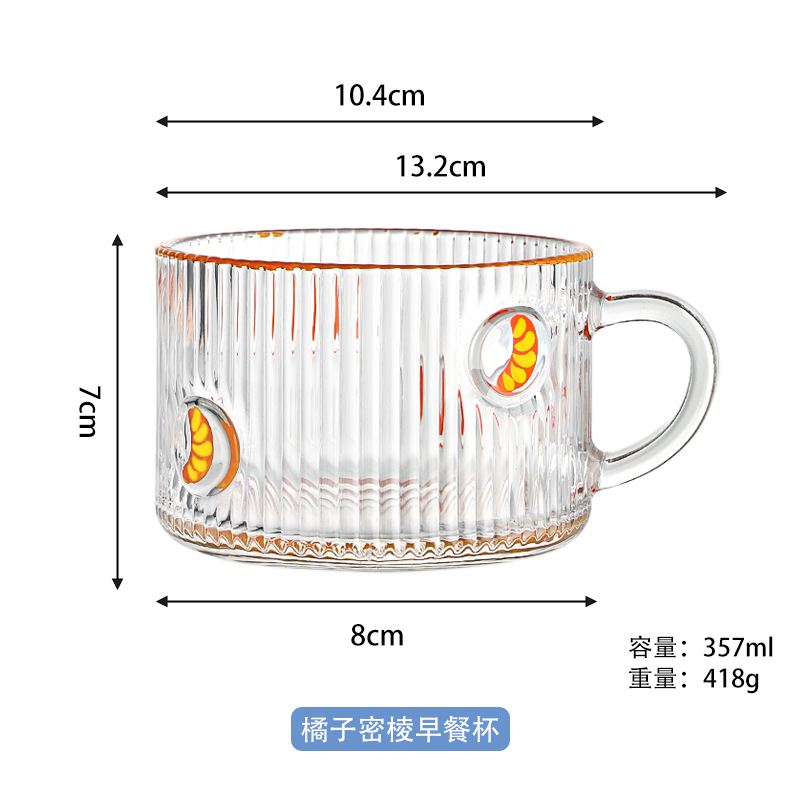 Taza de desayuno con naranjas y bordes densos