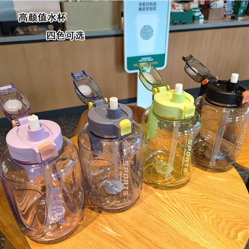 Botella de agua de gran capacidad de gran aspecto taza de agua de paja de plástico botella de agua portátil al aire libre con cuerda de Deportes de hombres y mujeres