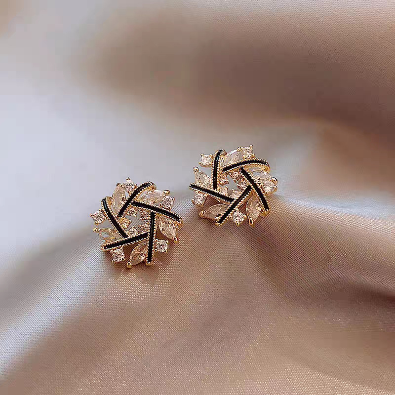 22 # Gold diamond flower stud earrings