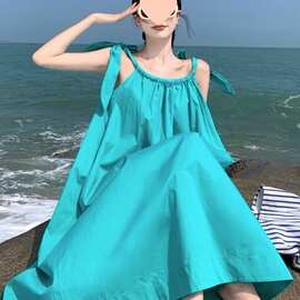 法式湖蓝色挂脖吊带连衣裙子女夏气质高级感三亚海边度假沙滩长裙