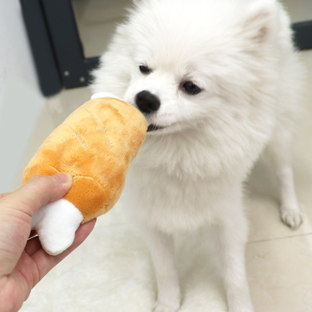 Los juguetes para perros tienen sonido y son resistentes a los molares.