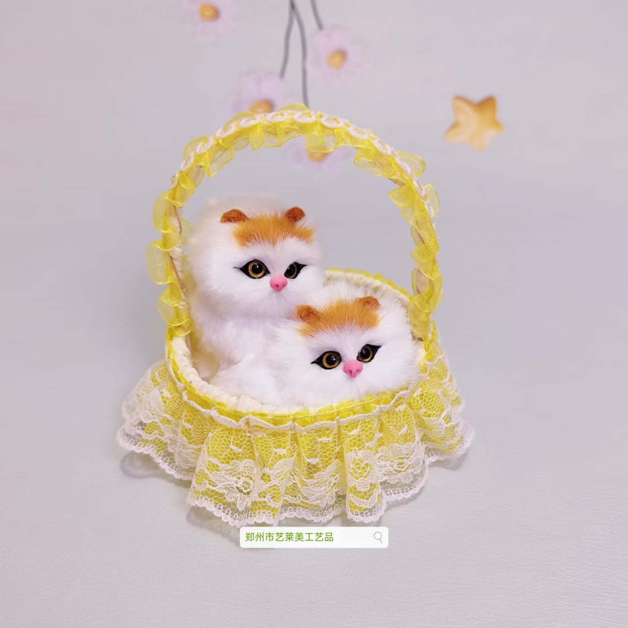 노란 레이스 바구니 엄마와 고양이가 짖을 수 있어요