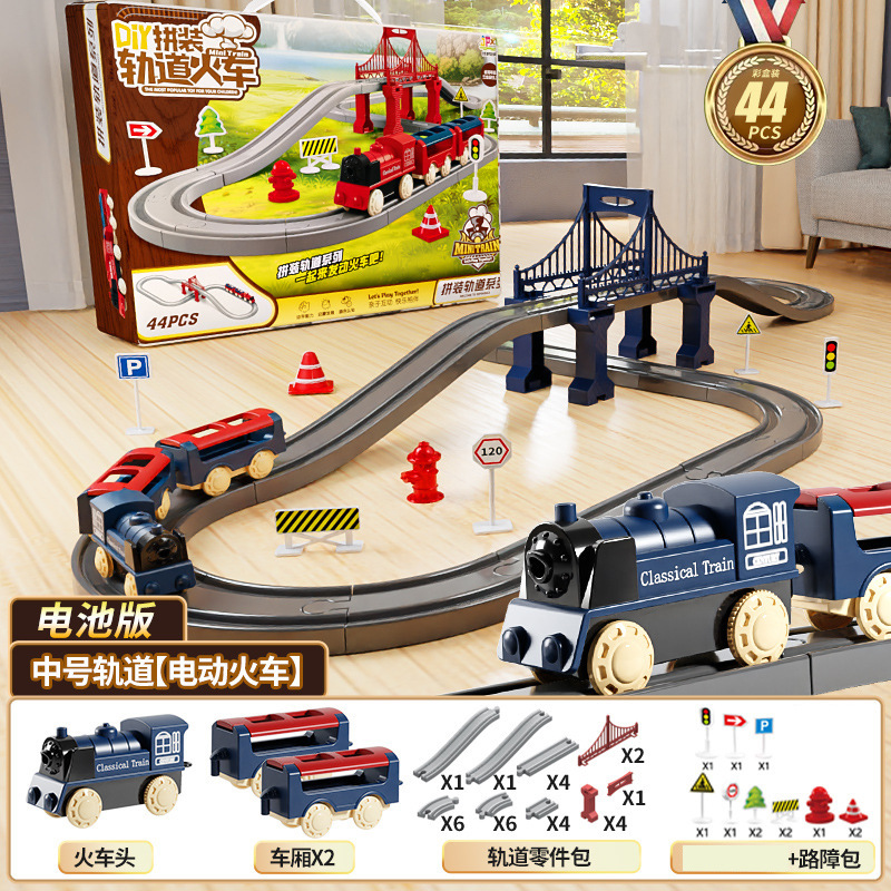 国境を越えた電気高速鉄道の電車は軌道を持っている男の女の子が模型を組んで車のおもちゃの誕生日プレゼントをシミュレートした