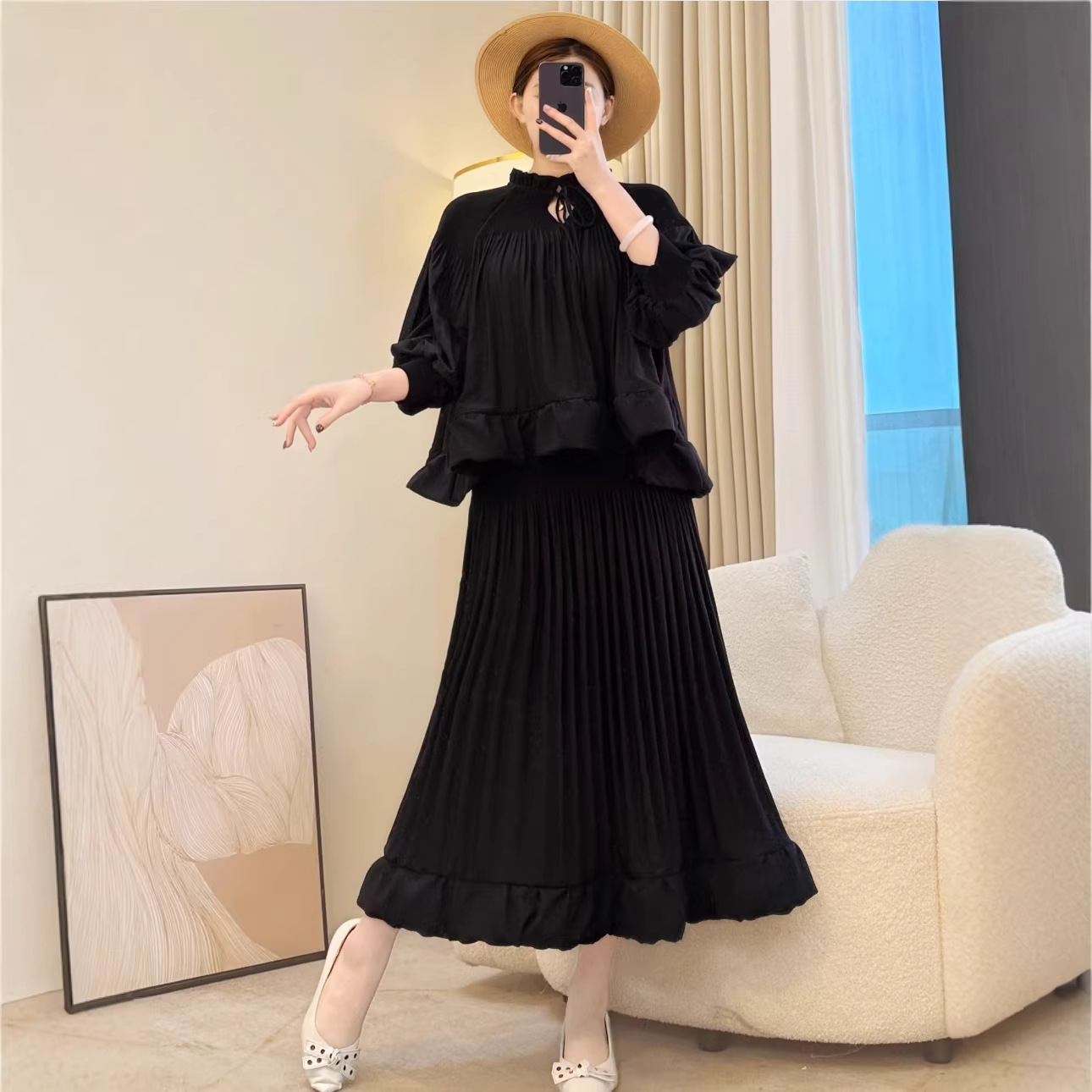 This designer ruffled skirt set is loose, sweet, and comfortable—a complete set that flatters the figure, creating a slimming and casual princess-style look.