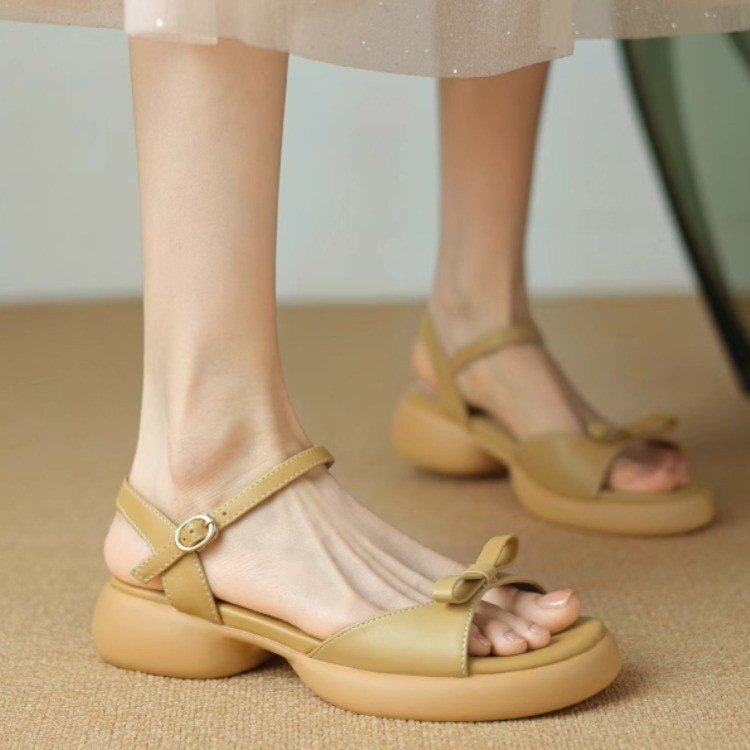 Sandalias francesas para mujeres 2026 verano nuevo estilo de moda versátil con suela gruesa con falda de una palabra con zapatos romanos para mujeres