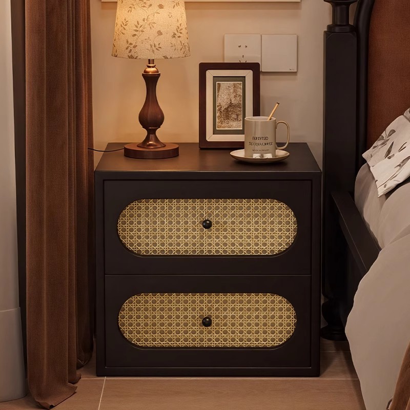 Mesita de noche estilo antiguo francés pequeño dormitorio doméstico tejido de ratán retro 2025 estilo caliente gabinete de cabecera de alta gama de lujo ligero