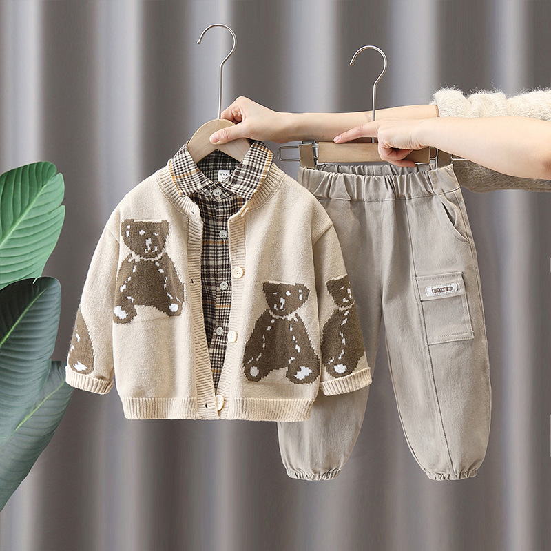 5857 Traje de cárdigan de oso para niños 2025 nuevo traje de primavera y otoño, camisa de manga larga para niños guapos, traje de tres piezas de otoño