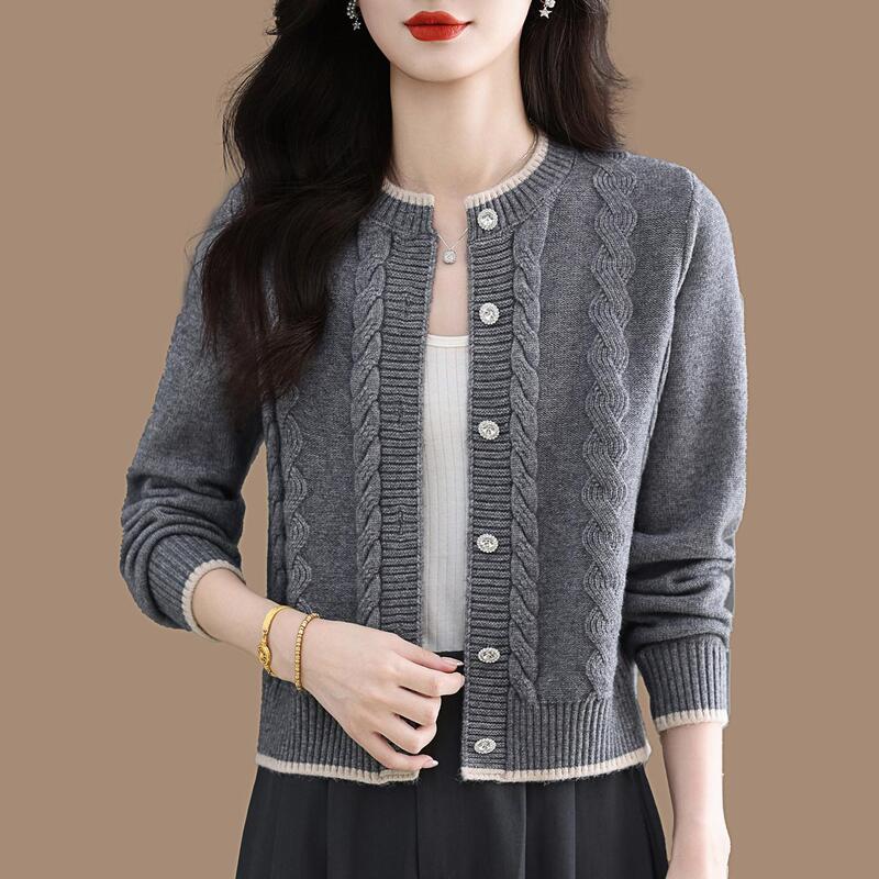 Women's autumn and winter short knitted cardigan with buttons, stylish and high-end, thick knit sweater Women's autumn and winter short knitted cardigan with buttons, stylish and high-end, thick knit sweater