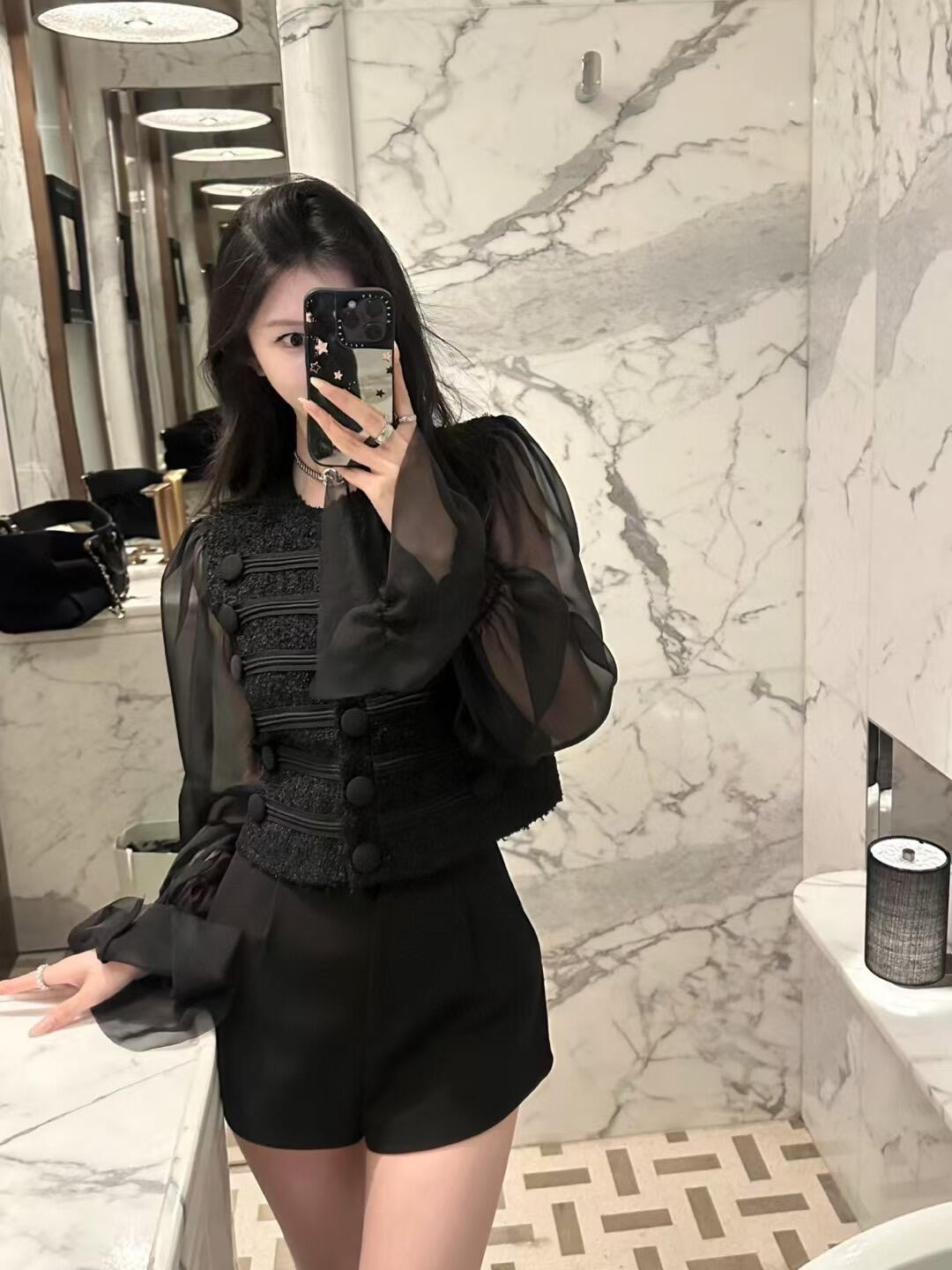 Retro suave oro pequeño viento fragante diseño de empalme negro sensación de malla cuerno manga corta chaqueta para mujeres otoño