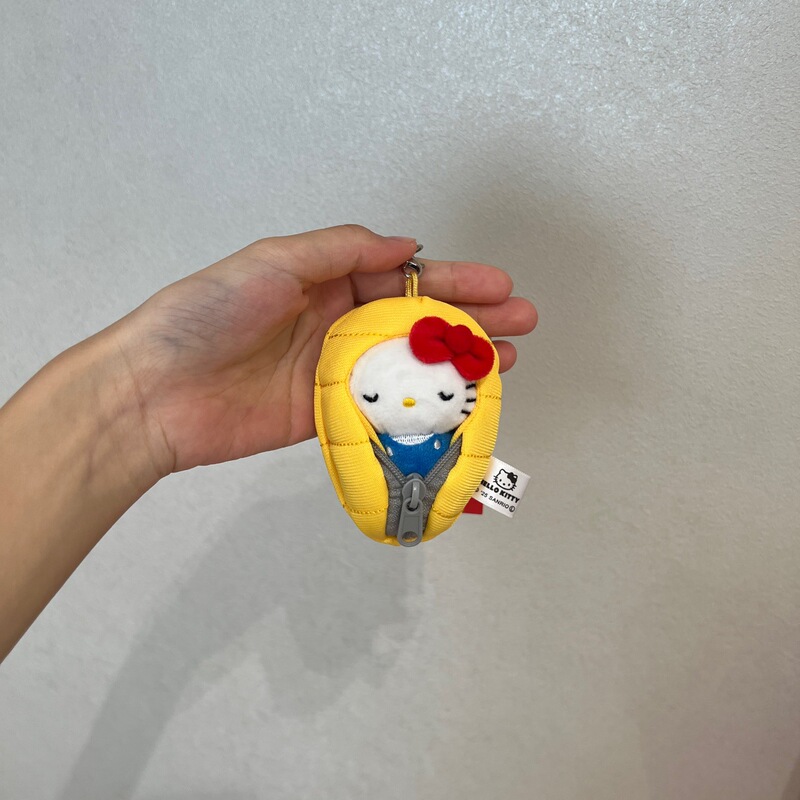 日本Me联名KT猫抱苹果草莓睡袋hellokitty可爱包包小挂件毛绒猫玩|undefined