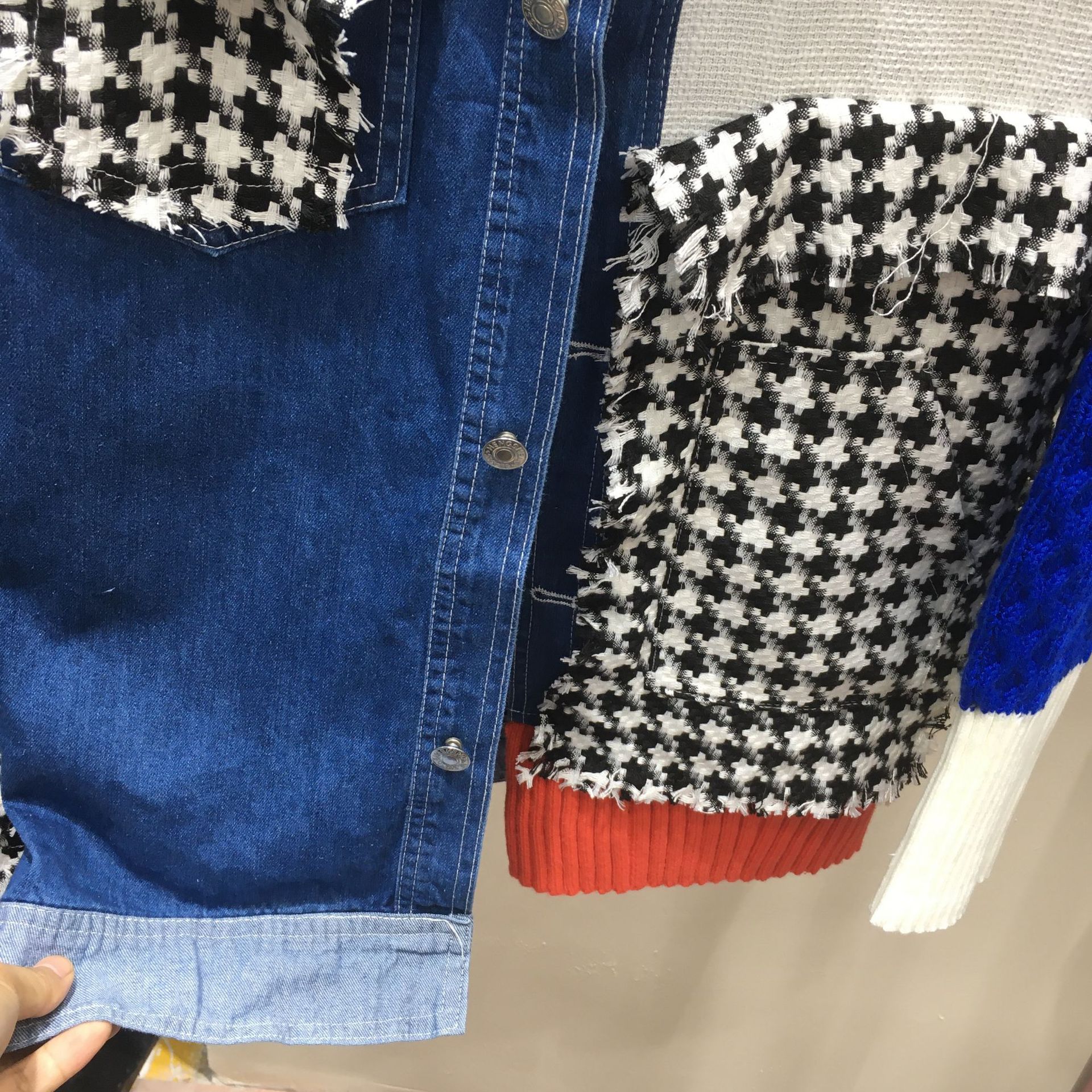 Giacca di jeans donna a quadri con frange e maniche in maglia_voghion.com