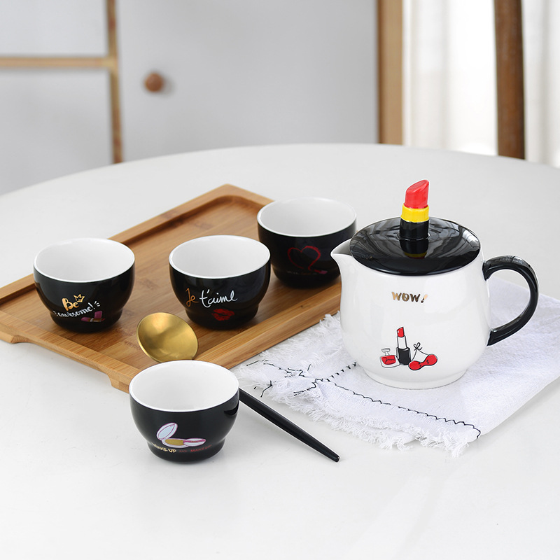 Linda chica corazón juego de té de cerámica con colador de té con bandeja juego de agua de cerámica de dibujos animados una olla de cuatro tazas