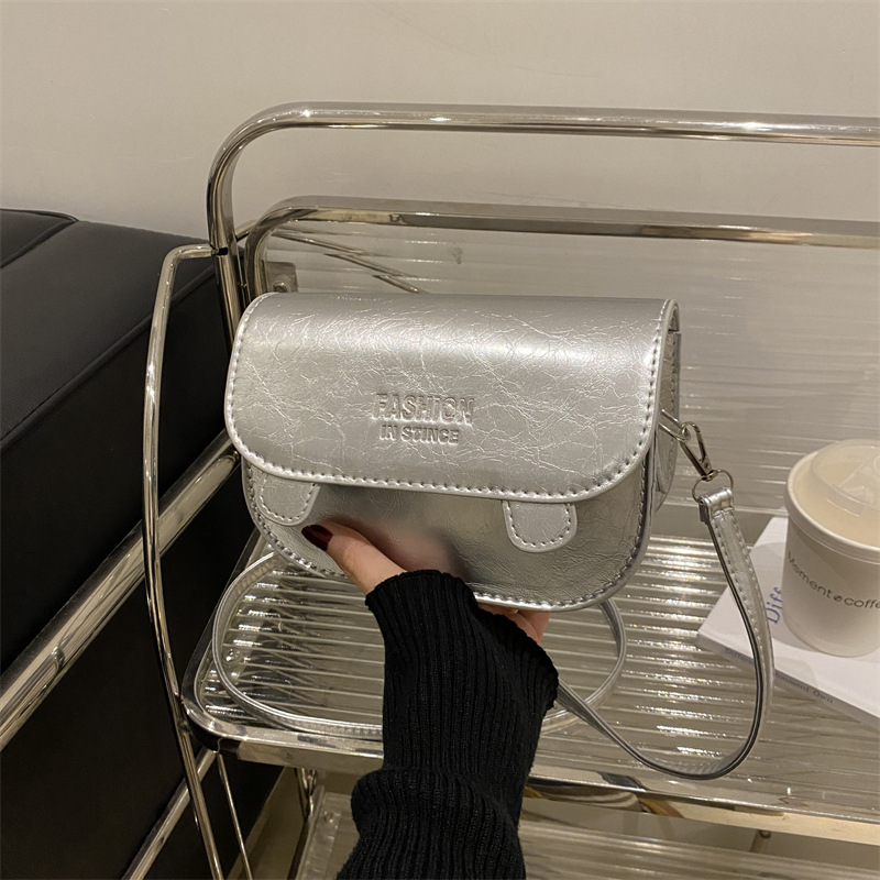 Bolsa de sillín versión coreana de la bolsa de cercanías portátil de diseño de nicho para mujer 2025 primavera nueva moda bolso de mensajero de un solo hombro