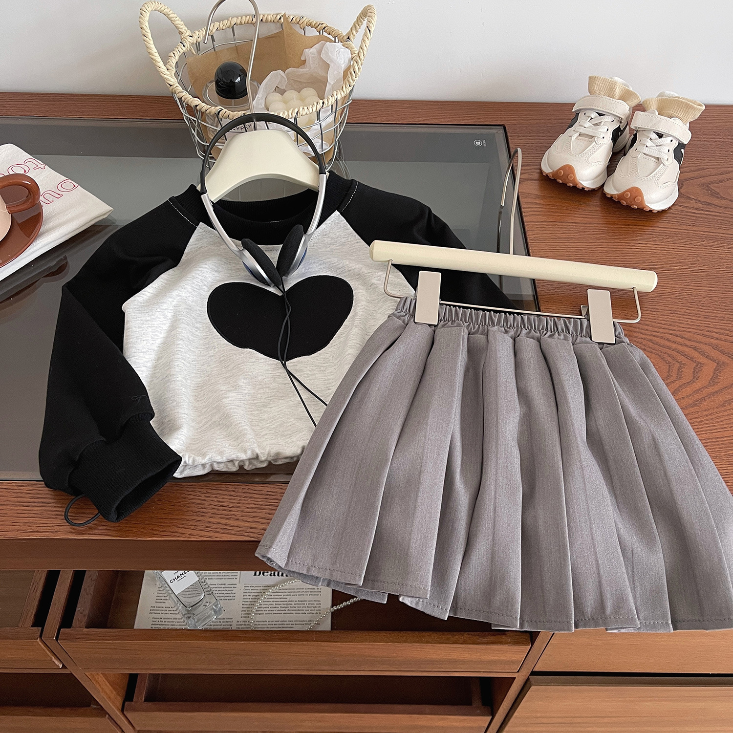 Felpa con cappuccio a maniche lunghe per ragazze coreane, nuova primavera 2024, con gonna corta plissettata, versatile set da due pezzi 24011_voghion.com