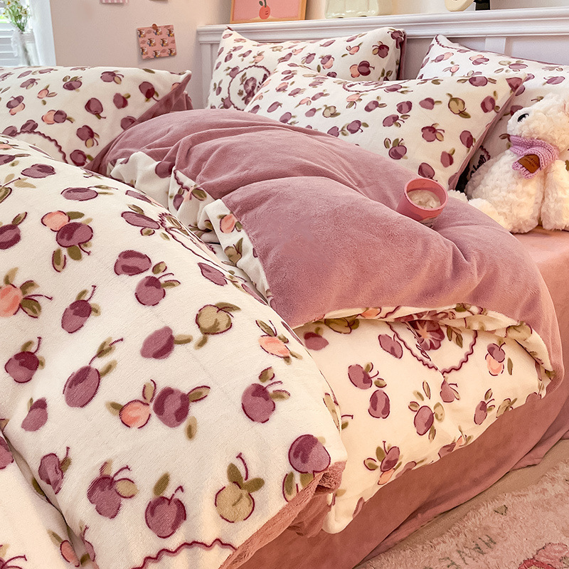 Juego de cuatro piezas de lana de leche gruesa de invierno 2024 nuevo traje de tres piezas de lana de coral más terciopelo cálido de invierno