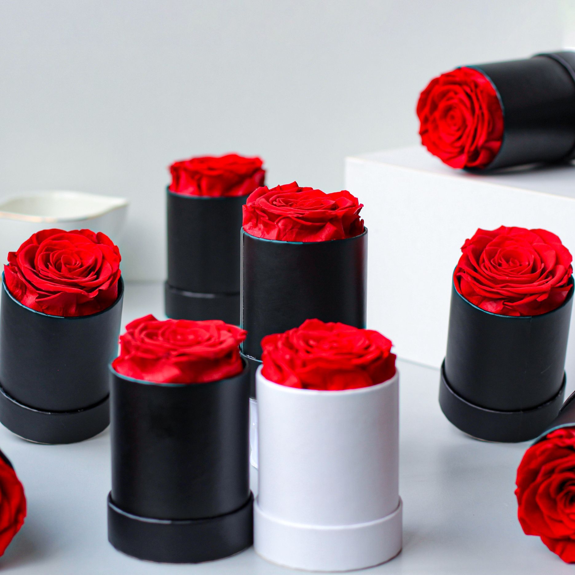 Transfronterizos flores de inmortalidad redondas un solo abrazo barril de regalo de San Valentín rosas amazonas regalo del día de la madre