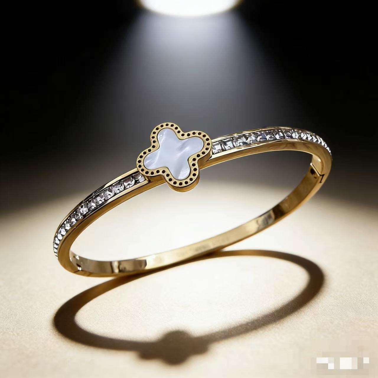 2025 新しいヨーロッパとアメリカのビッグブランドチタン鋼ブレスレット非退色ステンレス鋼ブレスレットバックルオープニングハンドジュエリー卸売