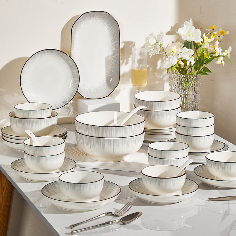 Conjunto de platos esmaltados coloridos cubiertos de cerámica Jingdezhen ligeros cubiertos de cerámica gris de lujo cubiertos de cerámica domésticos cubiertos de platos cubiertos palillos