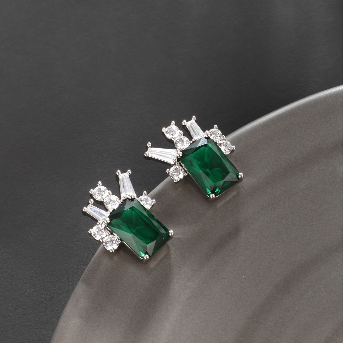 Xuping imitación de aretes de color esmeralda de verano de alto nivel nicho pernos de lujo ligeros temperamento cuadrado simple orejas para mujeres
