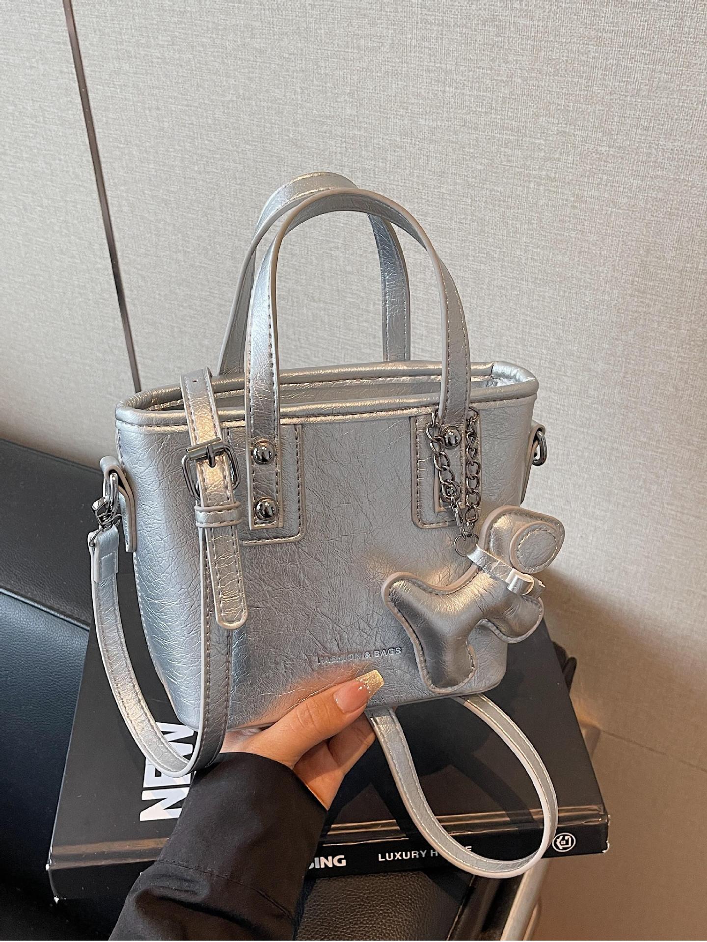 Bolso popular de este año para mujeres 2025, nuevo paquete de cubo de textura transfronteriza de alta calidad, moda versátil bolso de mochila superfuego