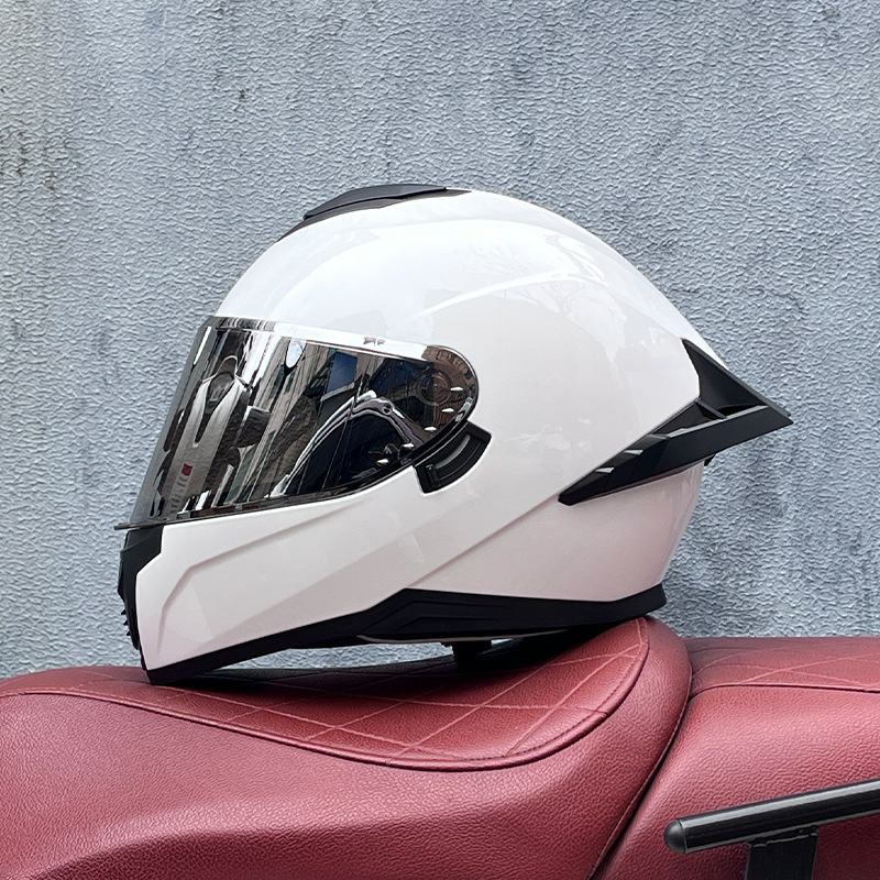 오로라 실버가 가미된 ​​펄 화이트