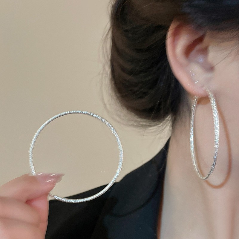 Europa y los Estados Unidos transfronterizos agujas de plata aretes de metal fríos aretes de estilo estilo universal simple aretes de diseño de nicho