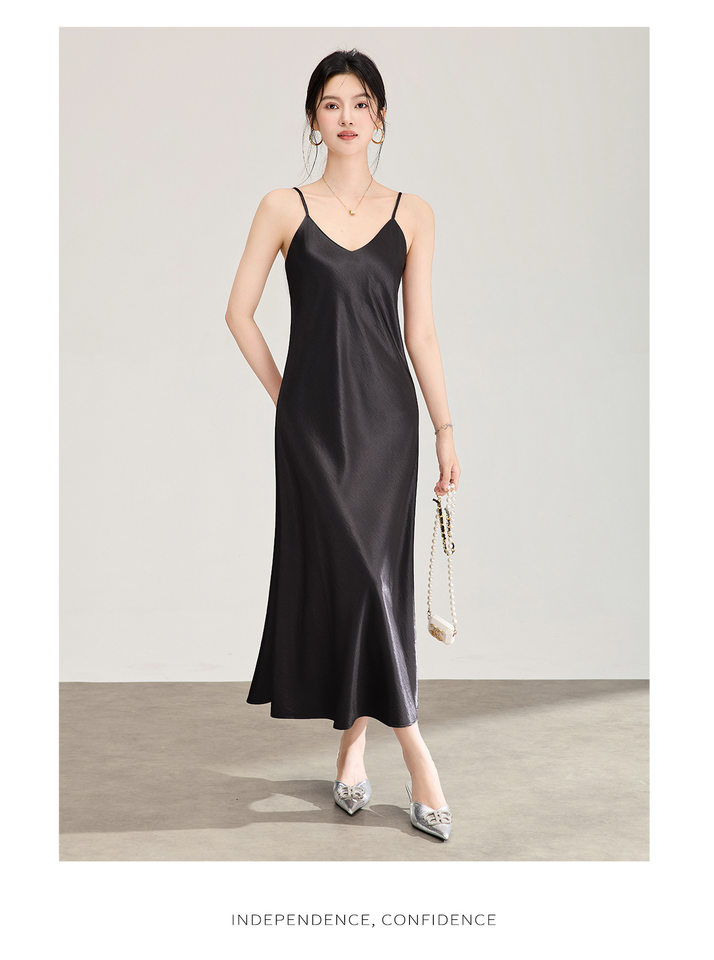 Đầm maxi nữ satin dáng suông, cổ yếm dây mảnh, thiết kế xéo cạnh — màu đen chi tiết 23