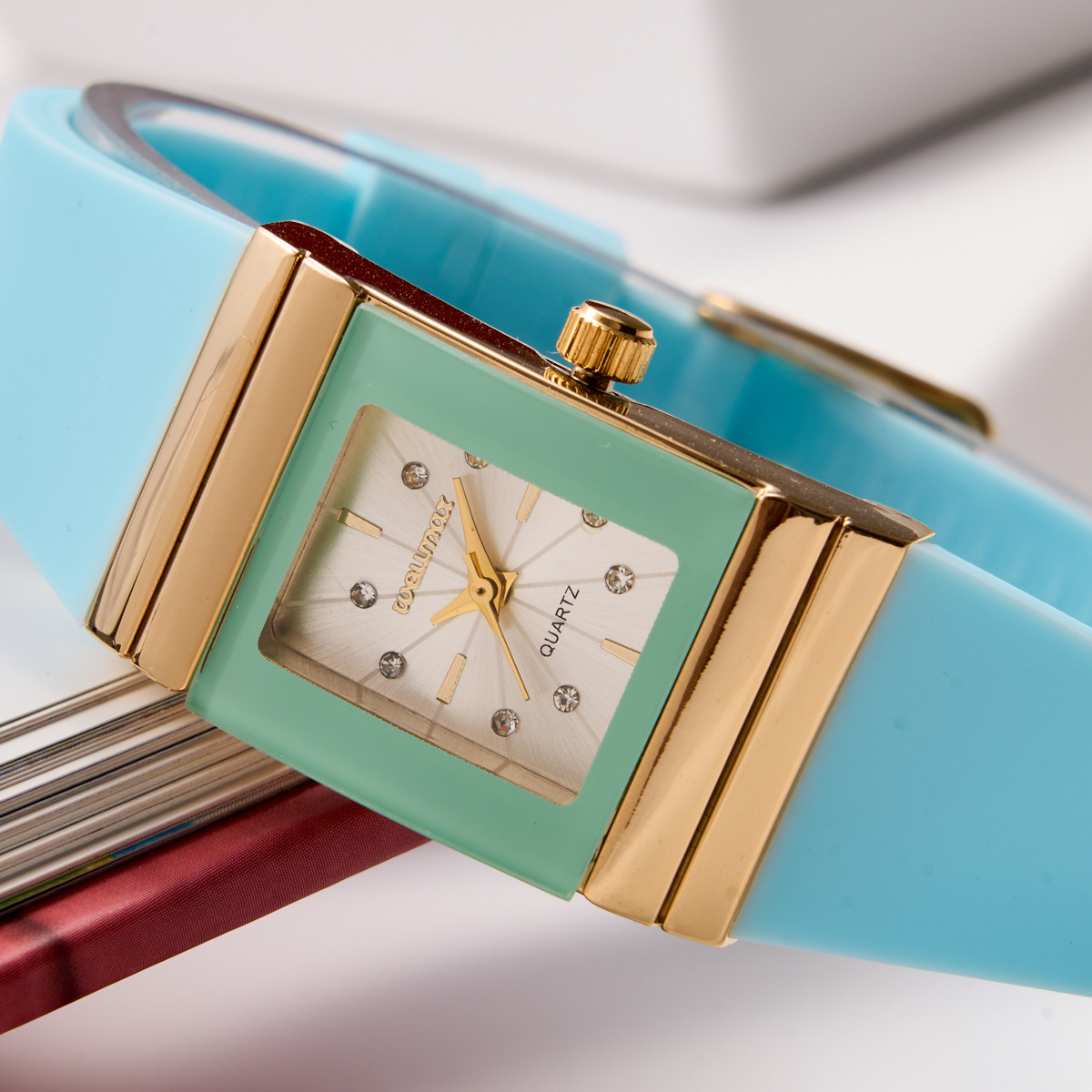 Heiße verkaufende neue kleine quadratische Damenuhr mit Silikonband, modische Damenuhr mit Diamanteinlage, trendige und personalisierte Quarzuhr_voghion.com