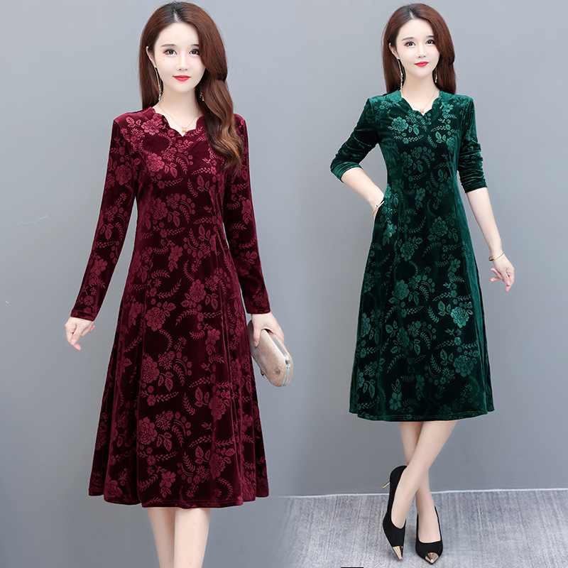Middle-aged mother large size autumn gold velvet dress 2022 new mid-length temperament long sleeve middle-aged women's clothing