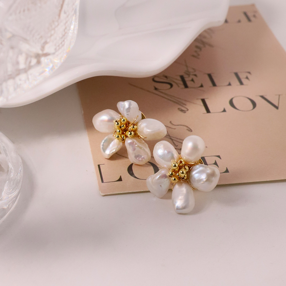 Agujero de perlas de agua dulce natural para mujeres, estilo universal simple y de alto nivel, pendientes de nicho de diseño, pendientes de flores transfronterizos para mujeres