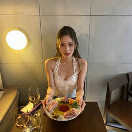 博主nana同款法式慵懒醋酸国博精致蕾丝边温柔知性度假吊带上衣