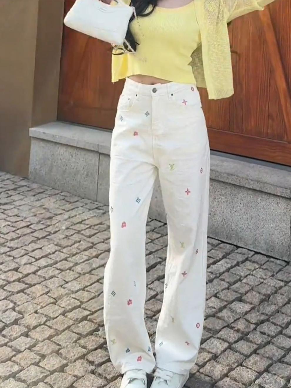 Vita jeans med hög midja och vida ben med broderat mönster_voghion.com