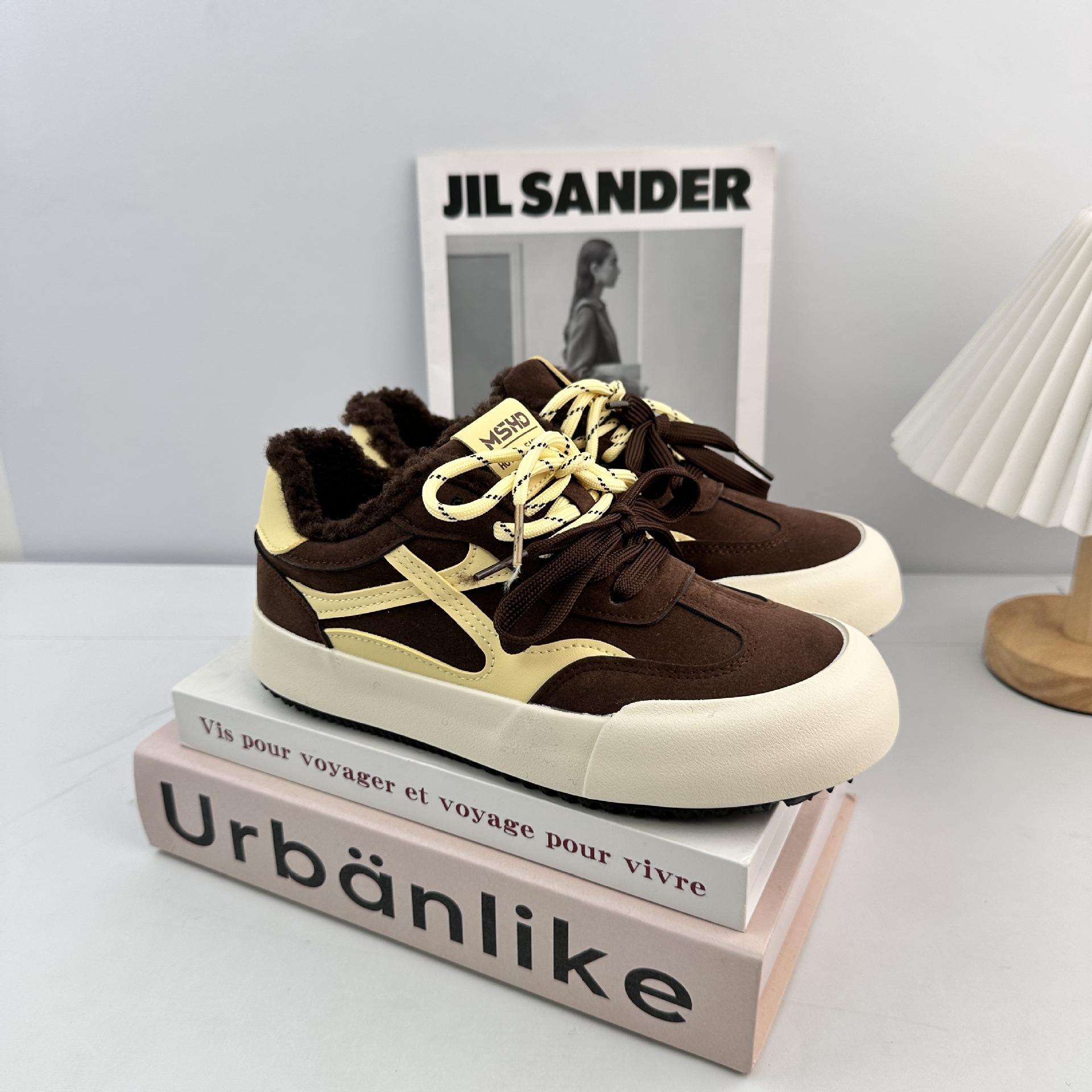 Otoño y invierno zapatos de skate casuales de terciopelo para mujeres belleza de color alemán estilo de moda doble cordón zapatos de entrenamiento alemán nicho