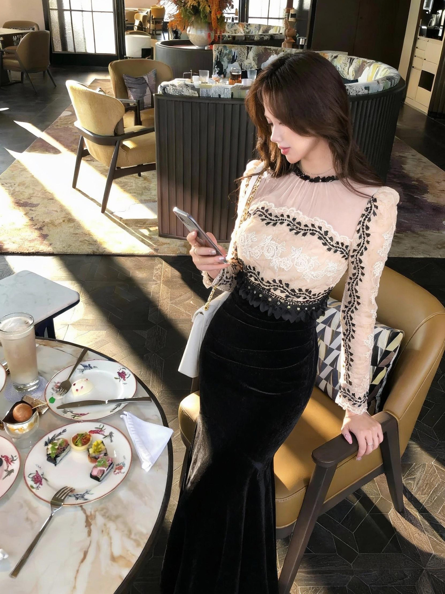 Đầm ôm body nữ phong cách Pháp cổ tròn đính đá, tay lưới xuyên thấu, dáng dài — đen