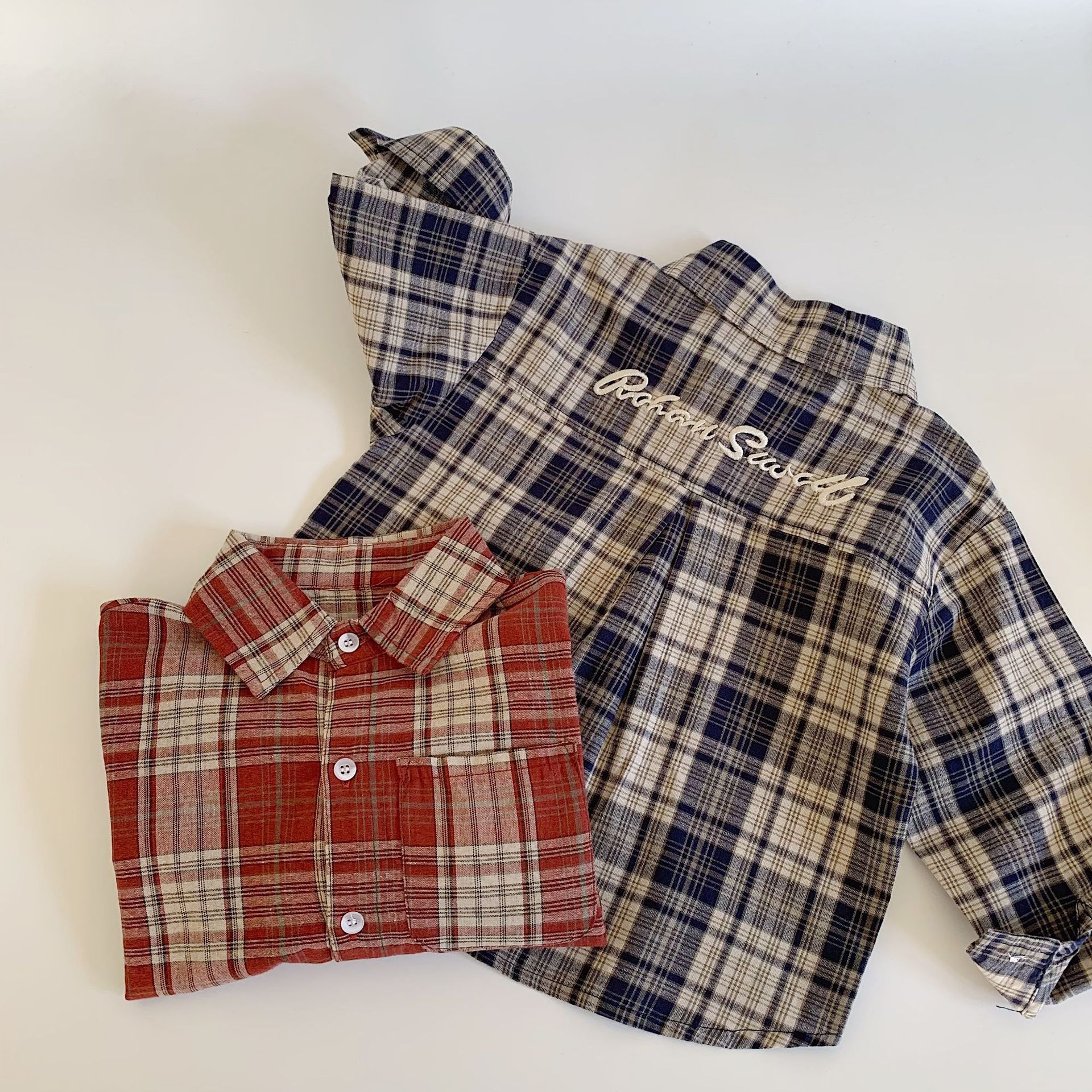 Camisas de niños Mai Bao 2025 primavera nueva letra bordada de manga larga cuadrilátero camisa de otoño