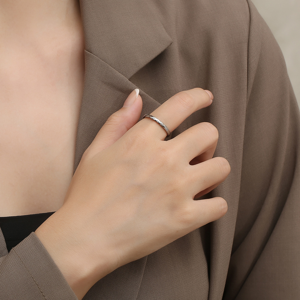 Comercio electrónico transfronterizo simple anillo de acero de tungsteno de corte de diamante estilo neutro moda apilamiento desgaste anillo liso tungsteno joyería de oro