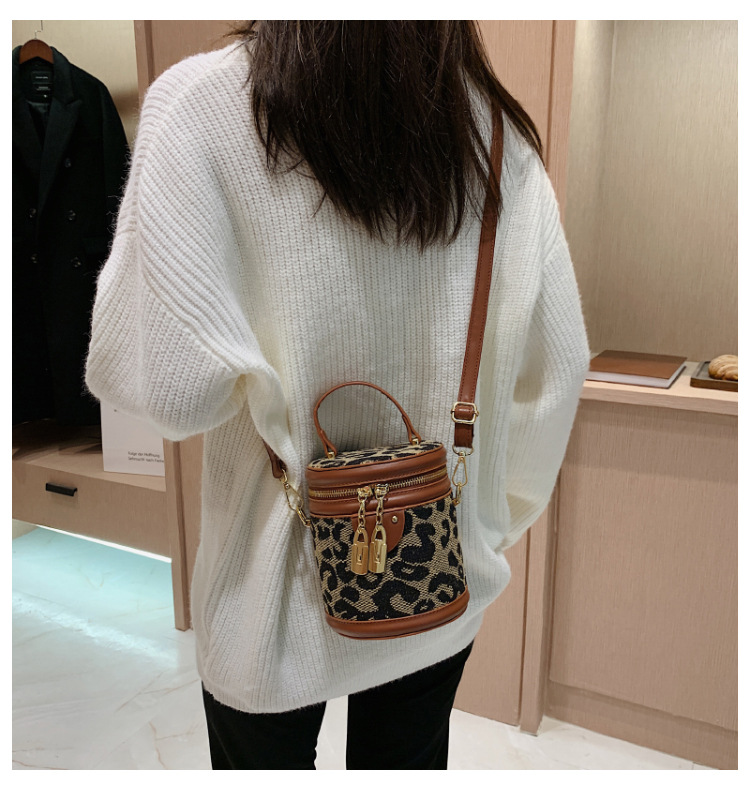 Karierte Zylindrische Kleine Tasche Herbst Und Winter Einfaches Temperament Einfache One-shoulder-messenger-bucket-tasche display picture 9