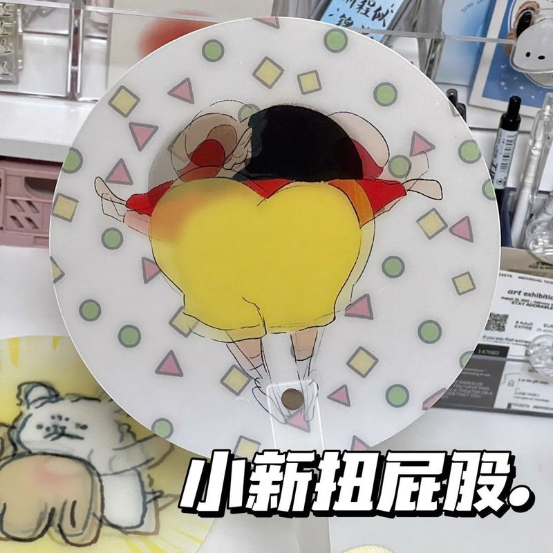 クレヨンしんちゃんは扇子の格子のアイデアの扇子をいじります。|undefined
