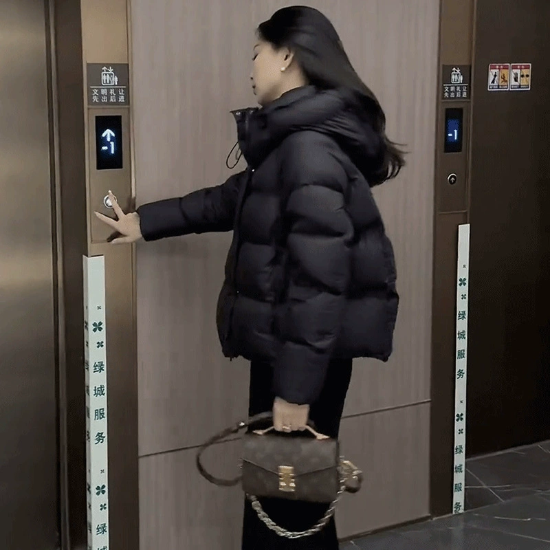 Дизайн чувствует пушистый маленький пуховик женский 2024 зимний новый свободный белый утиный бархат толстый хлебный костюм