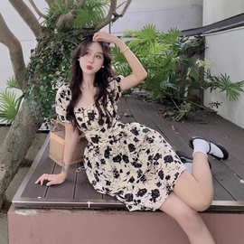 设计感蝴蝶结露背公主裙女装夏季2025新款收腰显瘦碎花短袖连衣裙